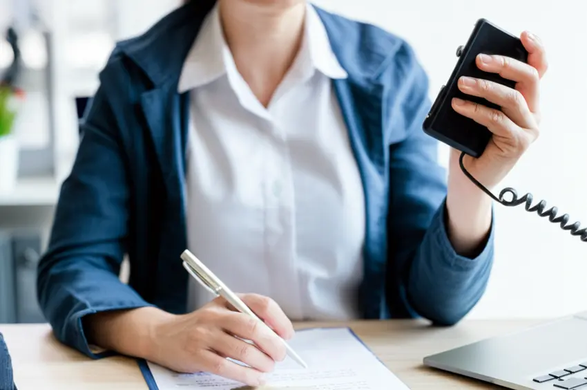 21_an-example-conversation-between-a-customer-and-a-creditor-over-the-phone-1745223508563